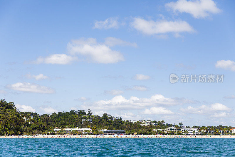 Noosa Main海滩是一个受欢迎的旅游目的地。